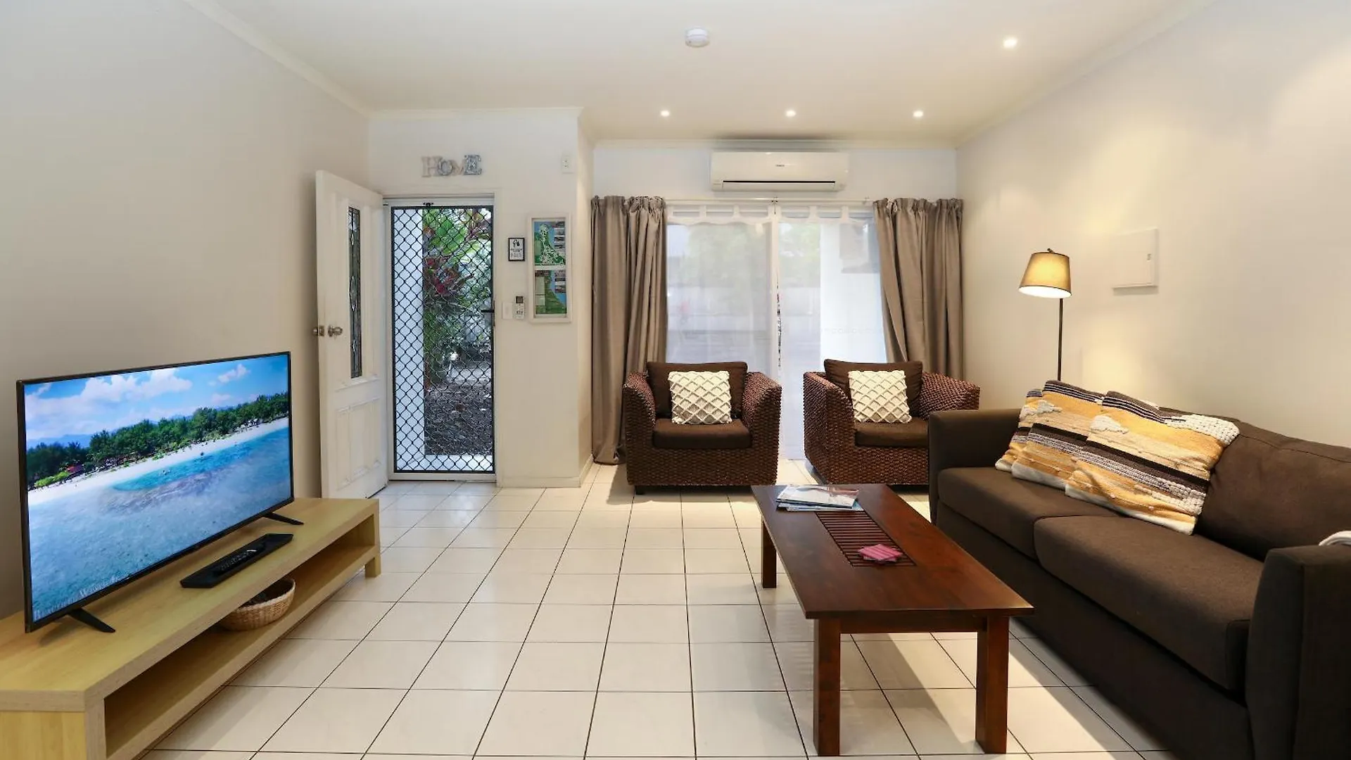1 Bed Apartment Close To The Beach And Town contacts